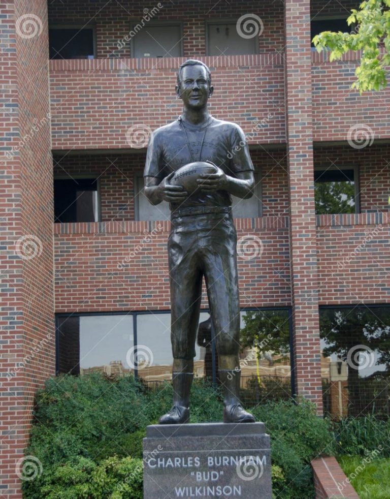 bud-wilkinson-statue-university-oklahoma-norman-oklahoma-42992727_1